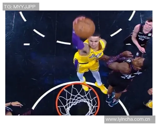 怀特首节火力全开半场贡献18分3板3助表现抢眼状态火热